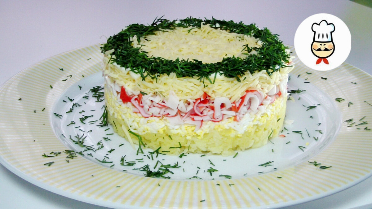 Не все имеют возможность готовить дорогие салаты. Предлагаю вам еще один простой салат на праздничный стол. Приготовьте этот слоеный салат с крабовыми палочками и сыром - и насладитесь нежным вкусом. Никаких сложностей, но вы получаете превосходный праздничный салат.