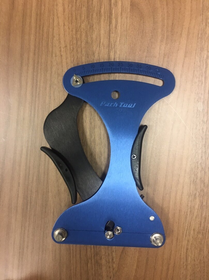 Сверху прибора шкала, которая показывает натяжение спиц