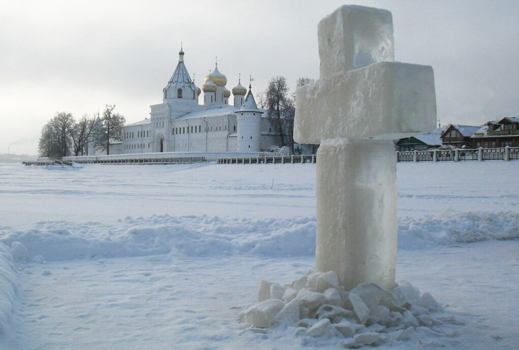    Крещение — один из главных христианских праздников.  В ночь с 18 на 19 января православные отмечают Крещение Господне (Святое Богоявление).-2