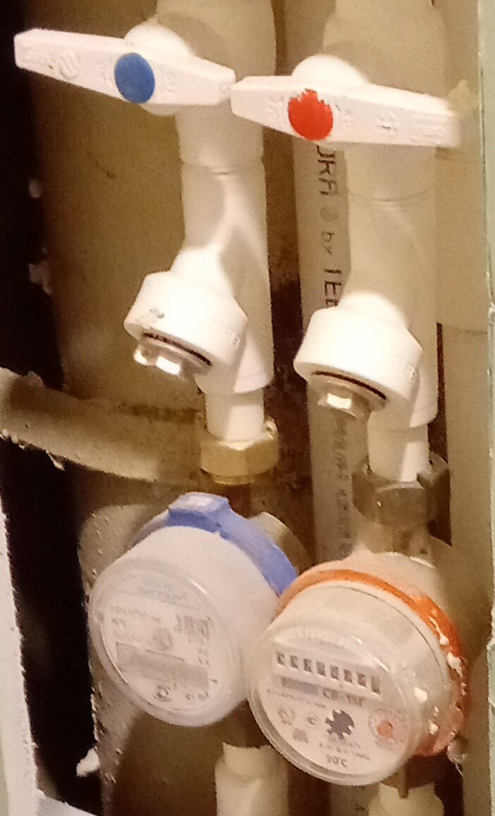 Фото автора. В процессе ремонта возникает  вопрос- трубы то водоснабжения я поменяла. А когда дойдет дело до канализационной трубы? Неизвестно.