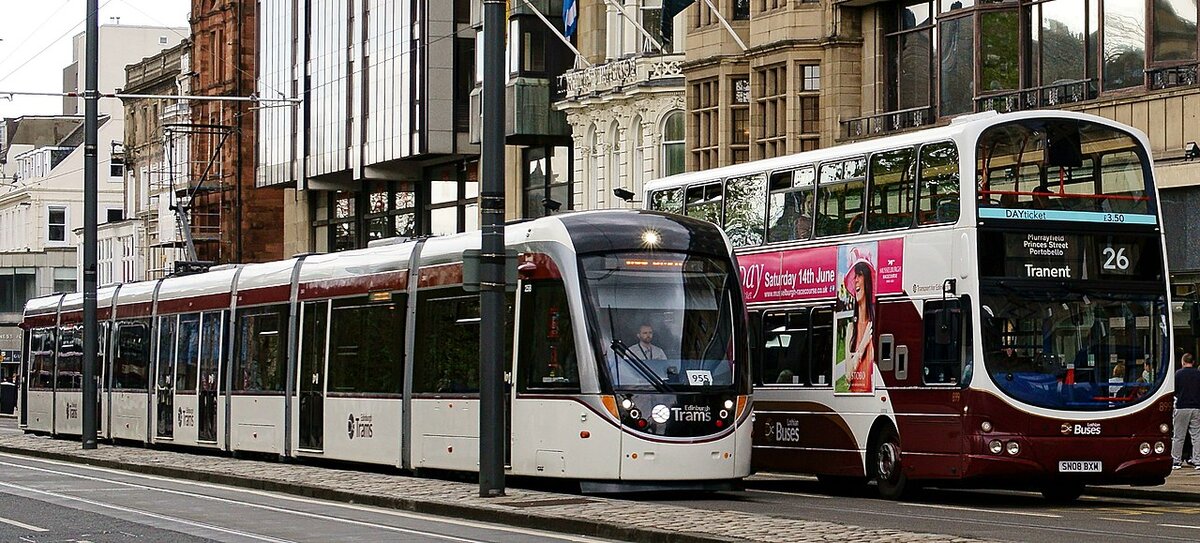 Трамвай vs автобус. Автор: Peter Trimming (original), cropped by User: Ultra7