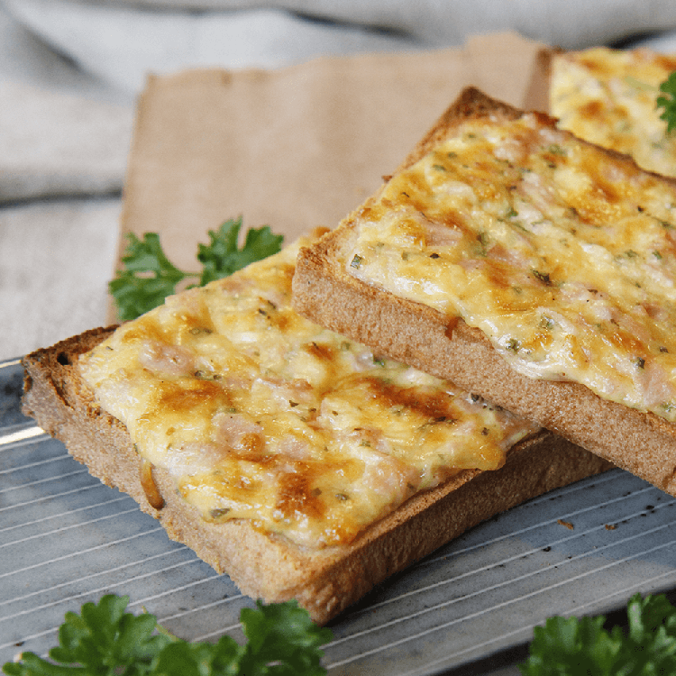 Белый хлеб на сковороде рецепт. Гренки. Гренки с сыром. Бутерброды из тостового хлеба. Бутерброды гренки.