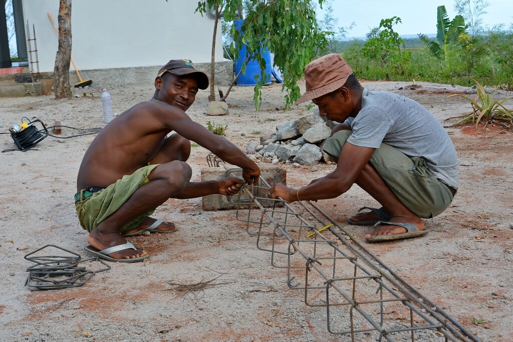 Как вяжут арматуру на Мадагаскаре