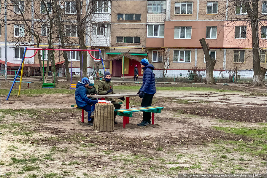 Кто там доказывает, что на Украине всё хорошо? Прогулялся по спальному району города и такое 