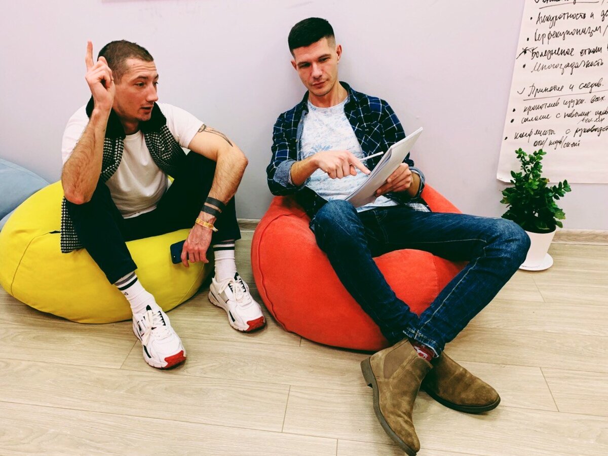 я расскажу о нашей компании и о том, что у нас стажировался школьник.