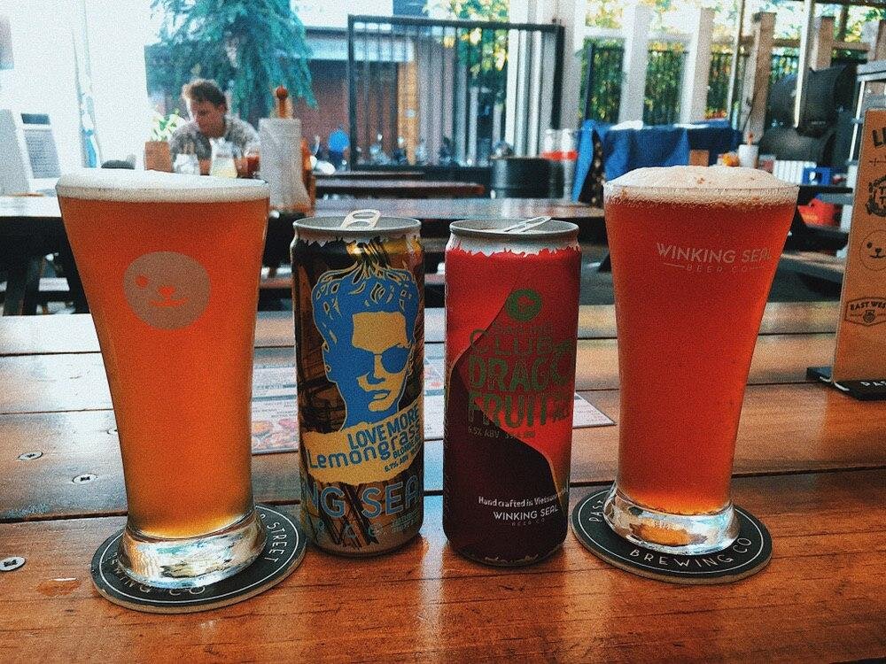 Справа в бокале можно увидеть количество дрожжей. Грозит туалетом.