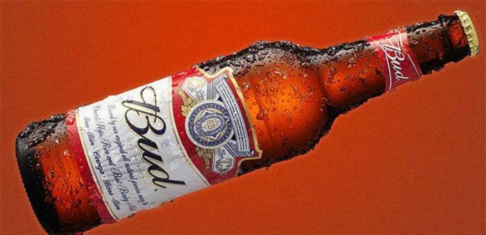 
Марка пива мирового уровня, принадлежит крупнейшей международной пивоваренной корпорации AB InBev. Изготавливается в основном на американских пивоварнях и успешно продаётся на иностранных рынках, а особенности канадских, российских, мексиканских и швейцарских (если говорить о Европе). С 2001 признана самой «маркой пива № 1 в США», и занимает двадцать процентов всего пивного производства Америки.
Марка «Бад» (как, впрочем, и «Будвайзер») выпускается американской и чешской пивными компаниями – этот юридический спор, связанный с правами каждой из них на бренд, до сих пор не завершился. Импортный «Бад» по качеству намного лучше отечественного, которое производится в Клину, в Московской области, компанией Сан ИнБев. Цены на импортное выше, но это того стоит.
