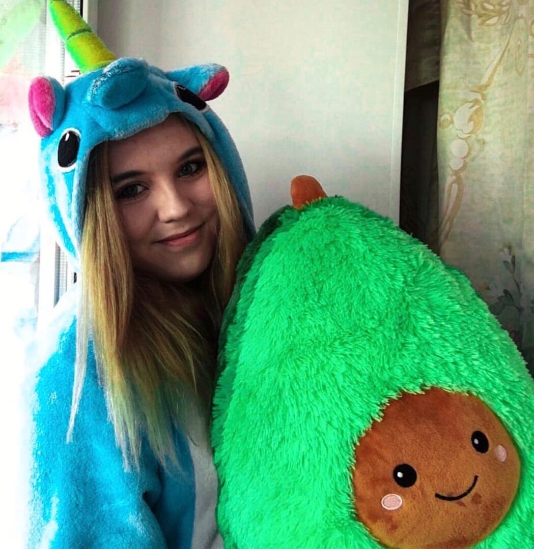 Вы только посмотрите она же сама еще ребенок! 