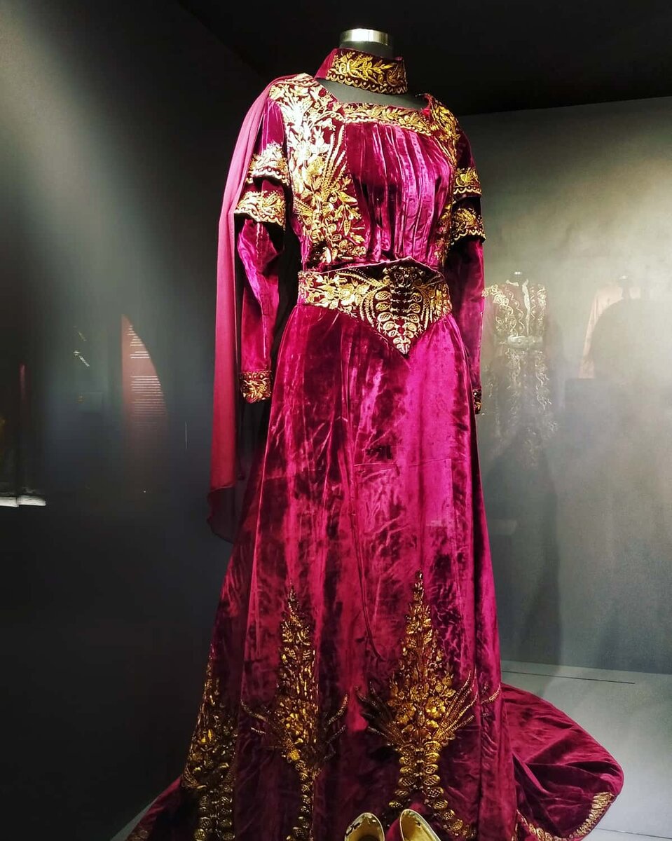 Свадебное платье из бархата с золотой вышивкой 19 века.