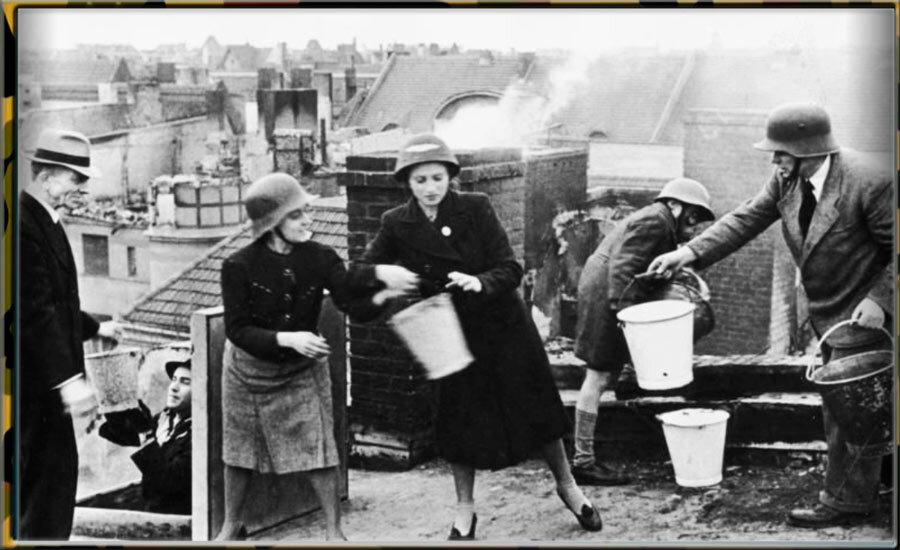 Горожане тушат пожар после воздушного налета, Германия, 1942 г.