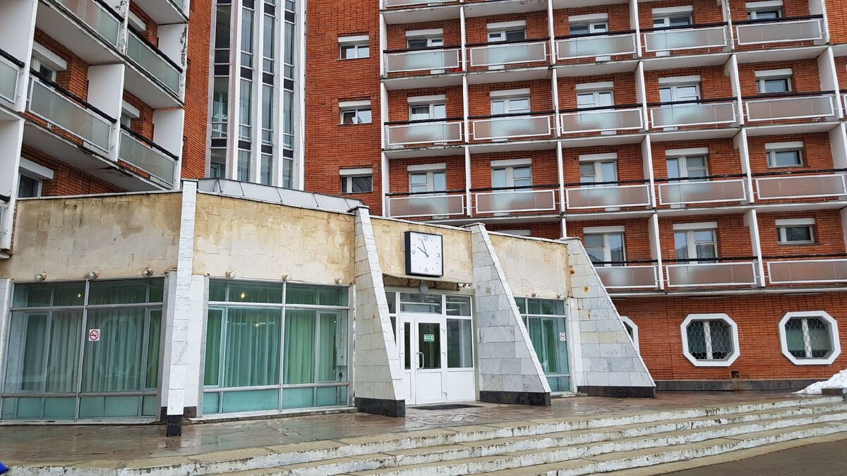 Центральный вход жилого и административного корпуса