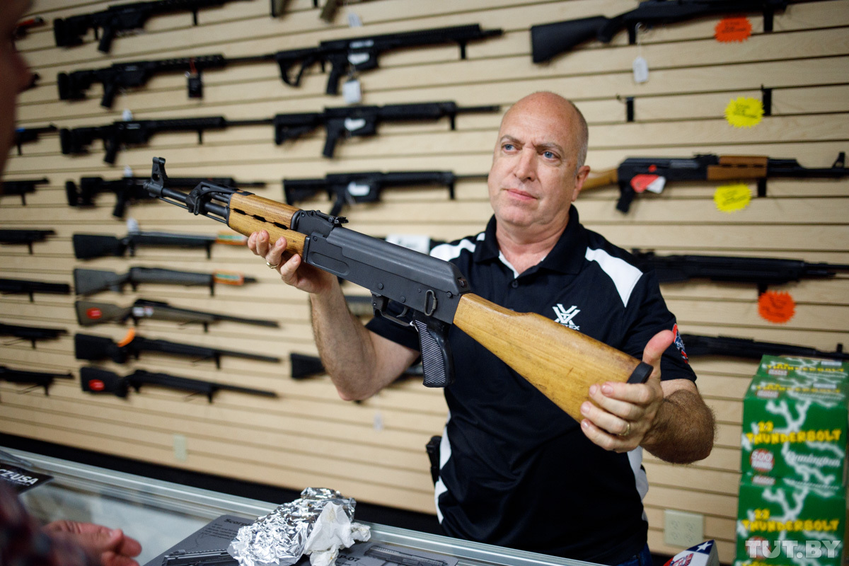 Покупка продажа оружия. Оружейный магазин США АК 47. Оружейный магазин в Техасе США. Американский магазин оружия. Оружейный магазин в США.