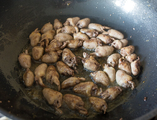 Сердечки зачищаем от сосудов. Я не разрезаю, оставляю целыми. Вы при желании можете разрезать. В воке на сильном нагреве разогреваем 2 ст.л. растительного масла. В пару заходов обжариваем сердечки до румяной корочки, по минуте на заход.Перекладываем на тарелку. 

