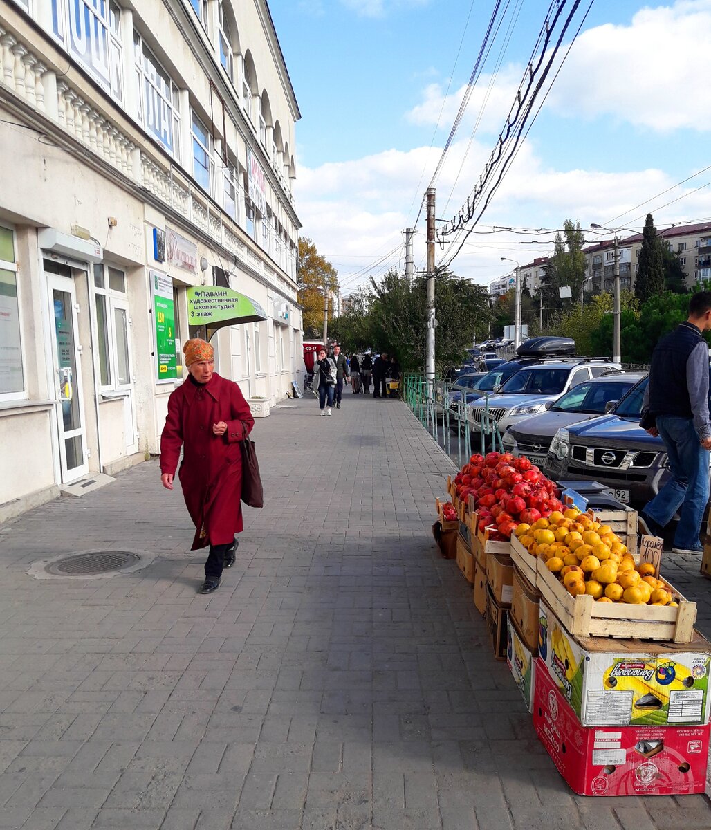 Разговорилась на рынке с местной жительницей и узнала, как живут люди в Севастополе (Крым),речь про зарплату и жилье