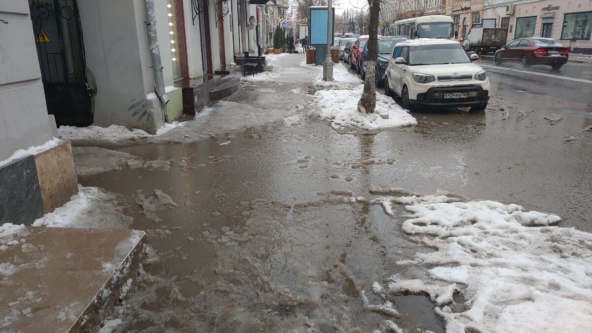 Лужа на весь тротуар.