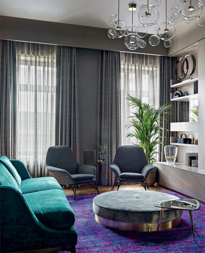 Диван, Black Tie; крес­ла, Minotti; пуф и сто­­лики, Baxter; светильни­ки, Giopato & Coombes. В обивке мягкой мебели есть вкрапления в тон яркому ковру от Jan Kath. Система хранения сделана на заказ в мастерской Mrs Ruby. Аксессуары, Moon-stores и L’appartement. 