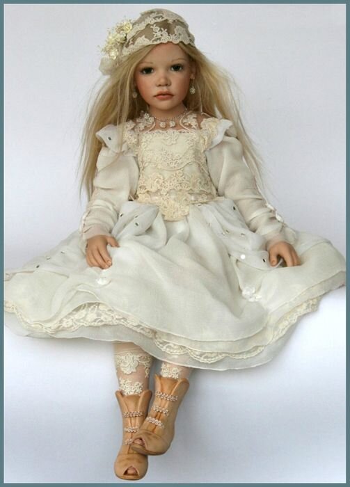 Кукла Заверушински Фредерика: фрафор, ручная роспись лица, парик из натуральных волос, глаза из выдувного вручную стекла, тираж 10 экз, награда DOTY 2013. 
Фото Zawieruszynski Original.