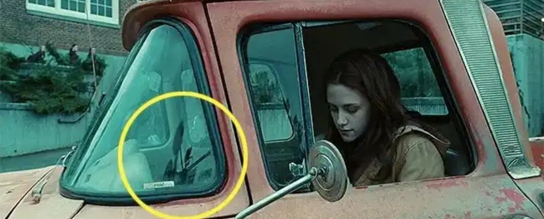 Если внимательно присмотреться, то можно заметить отражение камеры на стекле машины. Это довольно частая ошибка, которую допускают режиссеры. Вот в «Сумерках», например!