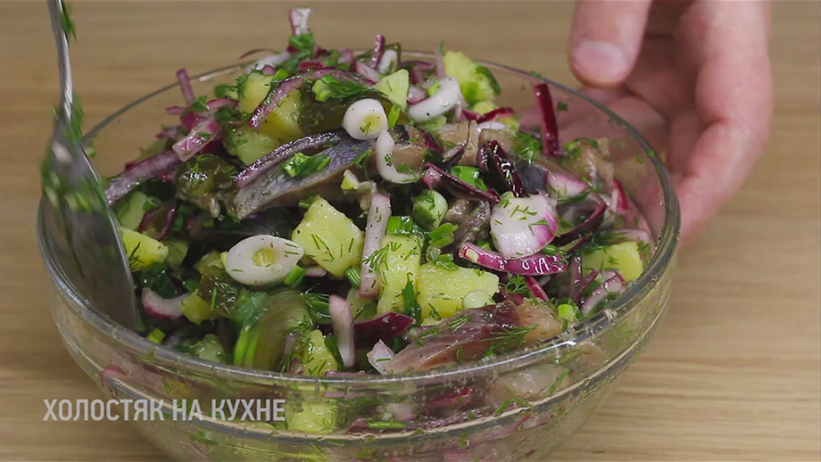 Салат с яйцами, огурцами и зелёным луком — Лайфхакер