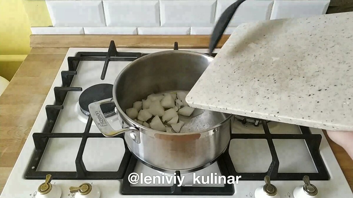 Отправляем в кастрюлю с толстым дном порезанный картофель,чеснок и лук. Слегка обжариваем