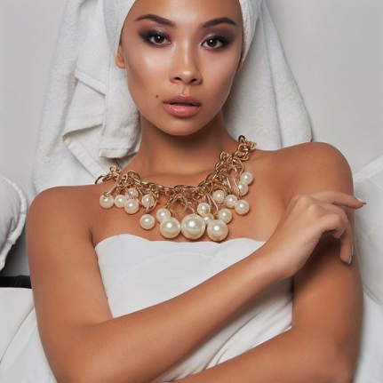 Сегодня также актуальна бижутерия, когда явно видно, что это НЕ ювелирное украшение. (фото взято в интернет-магазине wildberries.ru)