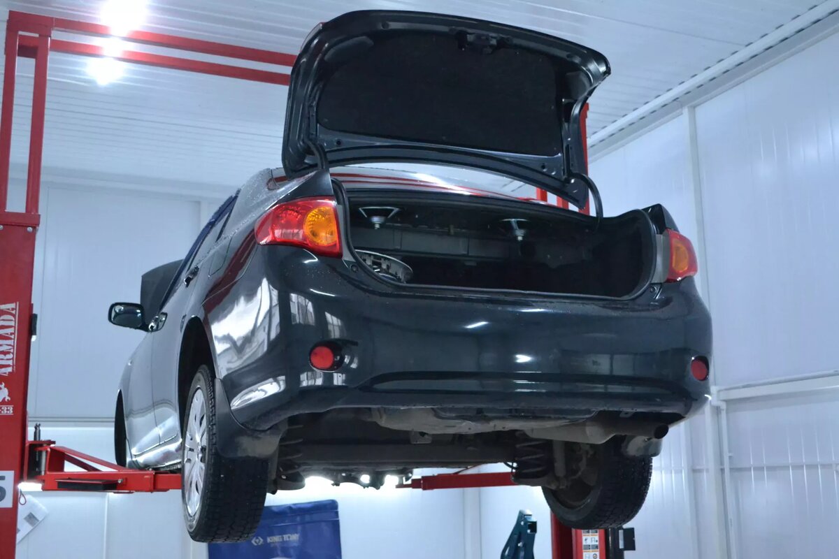 Toyota Corolla на подъемнике