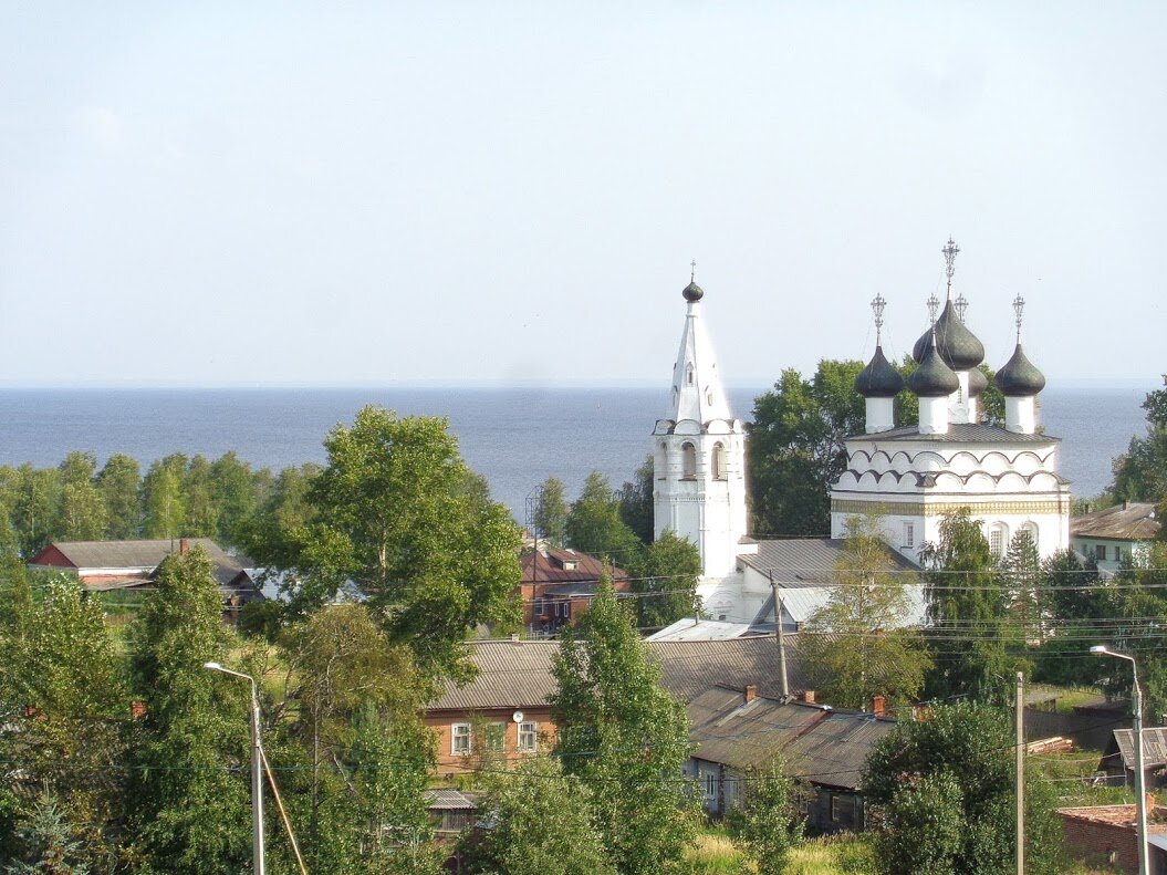 Вид на Белозерск  и Белое озеро с валов кремля (справа - Спасская церковь 1728 г).