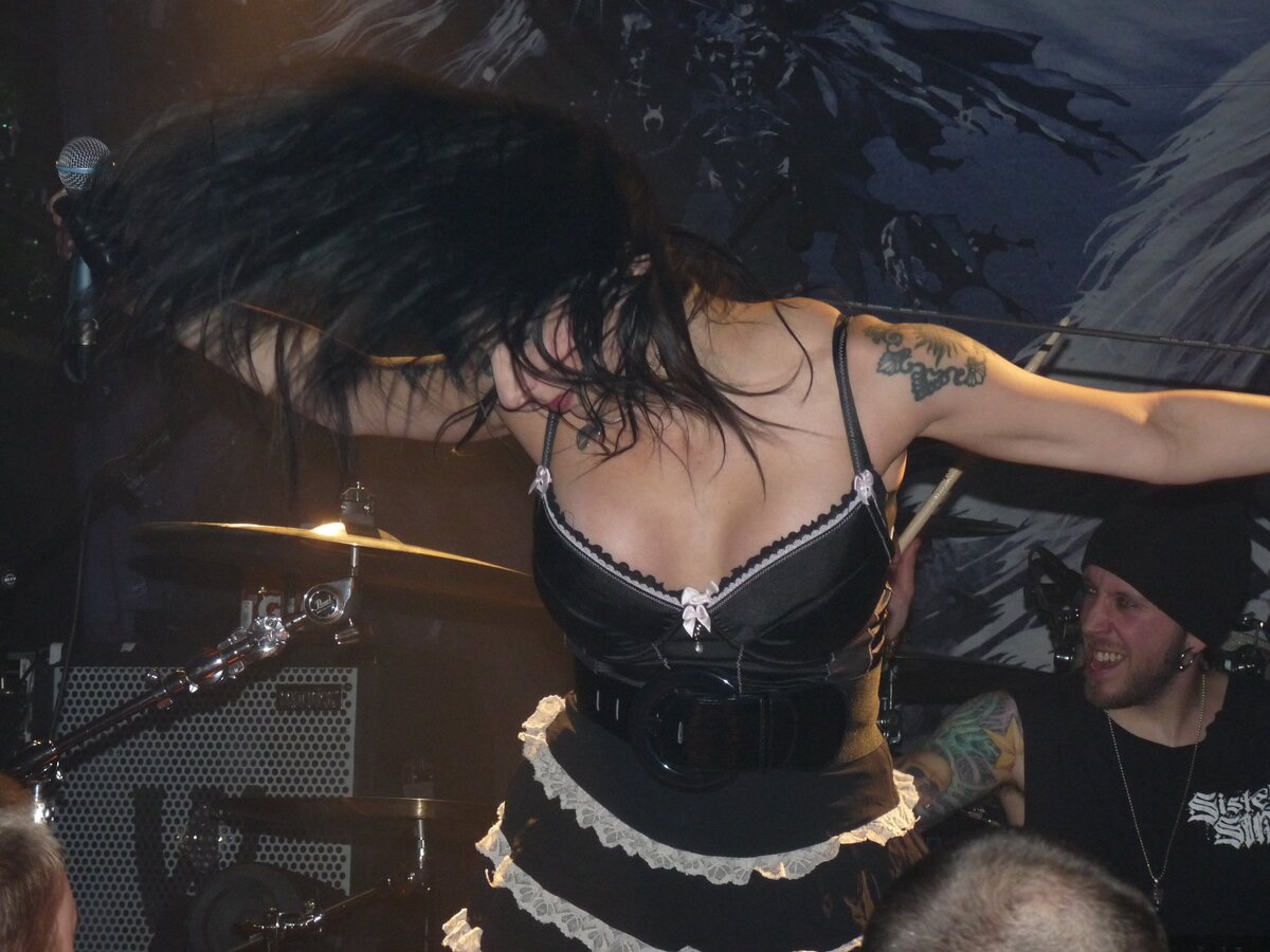 Сестрица Лив уж было надела "ночнушку" и отправилась баиньки, но тут позвонили и срочно вызвали на работу - пришлось спешить, даже причесаться не успела!