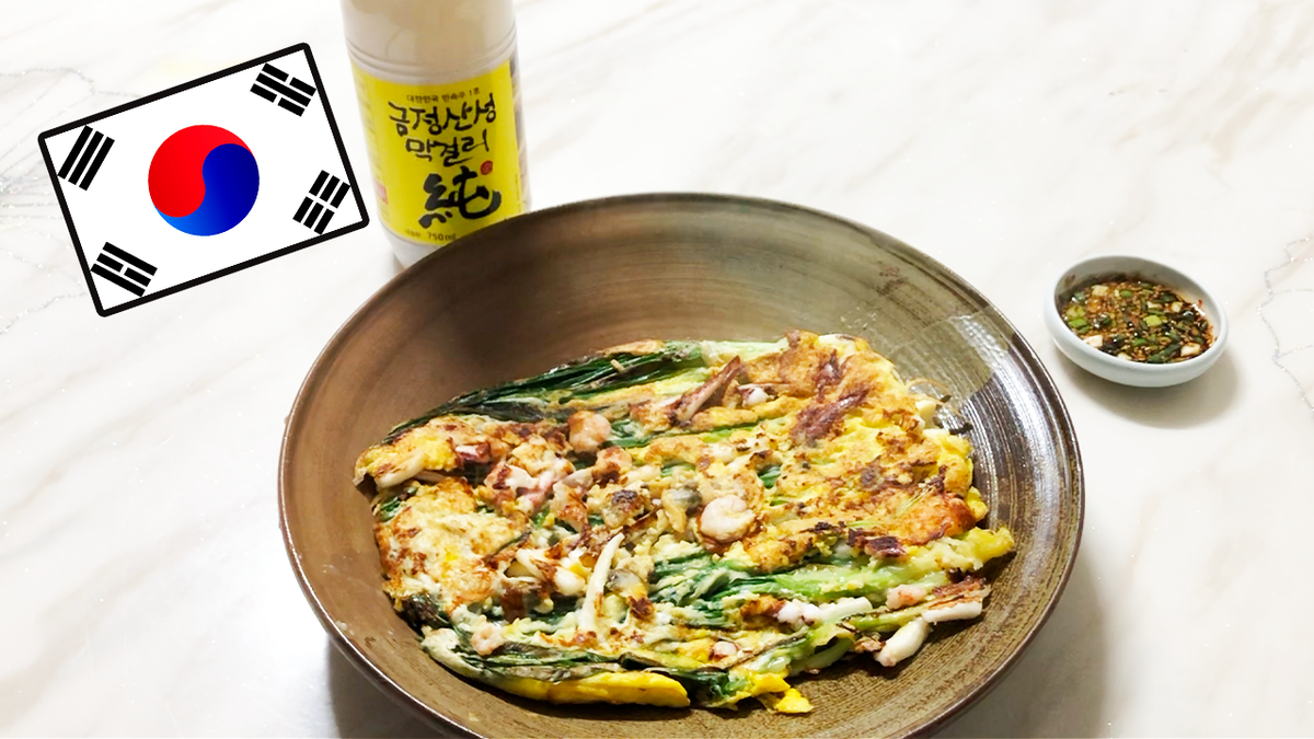 На фото виден напиток под названием Макколи (рисовая бражка). Именно с этим напитком обычно едят пхачжон. Кстати макколи и пхачжон пьют и едят во время дождя)