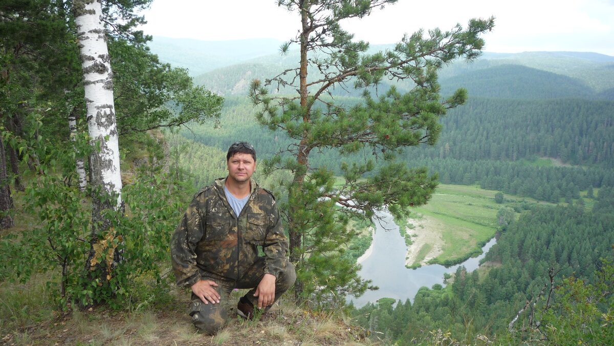 Скала Маяк, видно немного речку Белую, там же внизу синий камень.