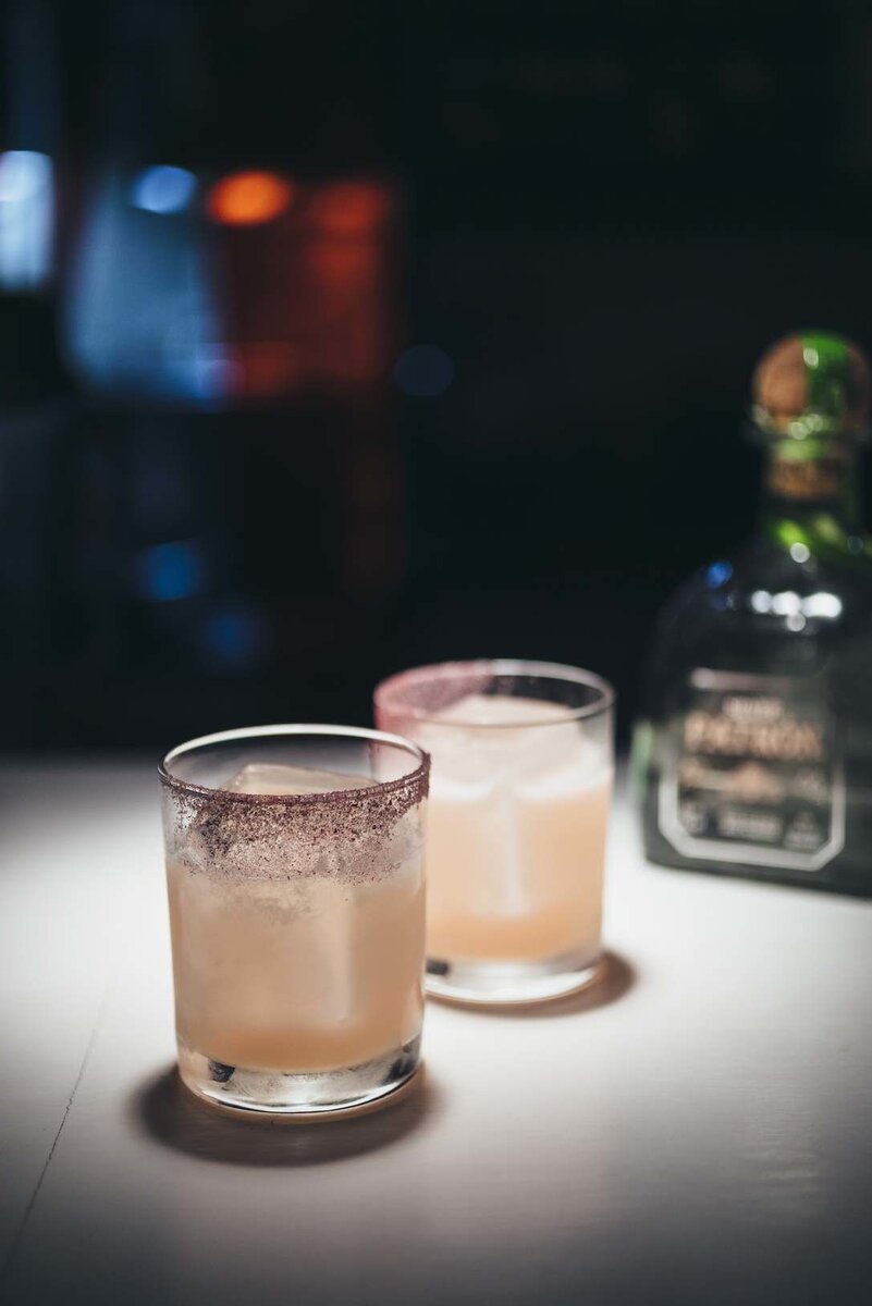 Фирменная Margarita Rosada от Veladora на текиле с розовым перцем, малиной, розой, лаймом и сиропом агавы