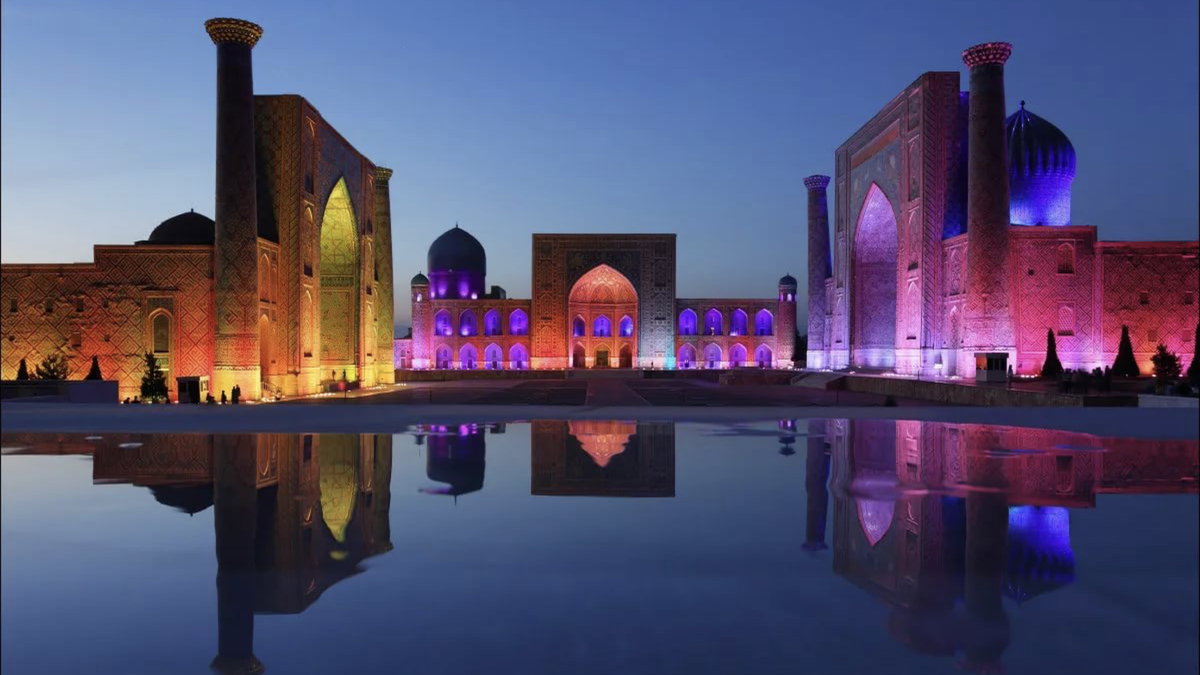 Площадь Регистан в Самарканде (Визитная карточка города) с тремя медресе (слева — Улугбека, справа — Шердор, прямо — Тилля-Кари). Регистан (узб. Registon; от перс. рег — песок и стан — место; буквально — место, покрытое песком) — площадь в центре Самарканда.