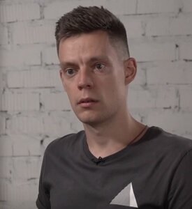 Удивленный Юрий,  фото взято из видео Юрия Дудя "Беслан. Помни." 