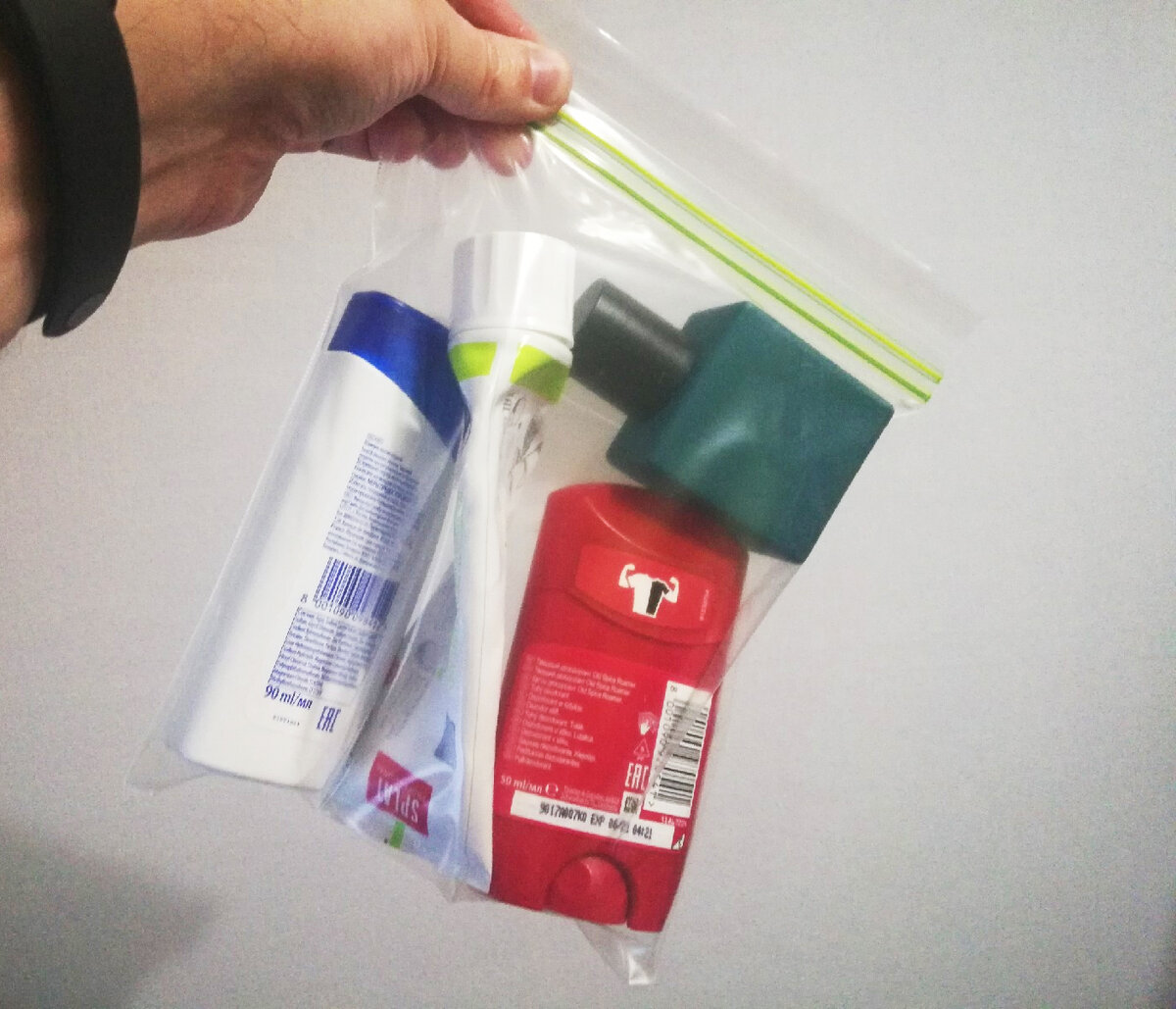 Что можно брать в ручную s7. Пакет для жидкостей в ручной клади. Пластиковый пакет для перевозки жидкостей в самолете. ЗИП пакет для жидкостей в ручной клади. Прозрачные пакетики для ручной клади.