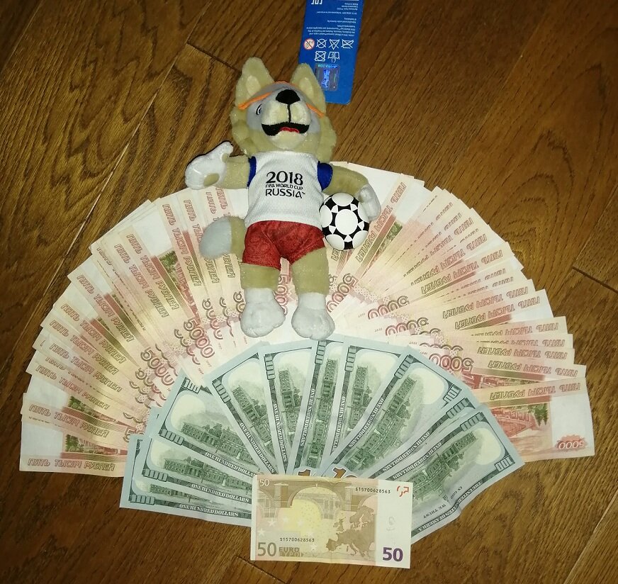 Раньше иностранцы покупали матрешек, а теперь готовы выложить кругленькие суммы за символы ЧМ по футболу.