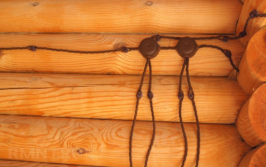 Не самый  красивый и не самый страшный вид проводки в срубе. фото с RMNT.RU