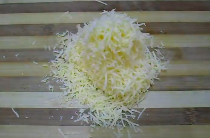 Сочное мясо по-королевски: с шампиньонами и сыром в духовке