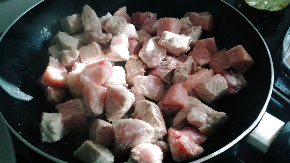 Свинину обжариваем