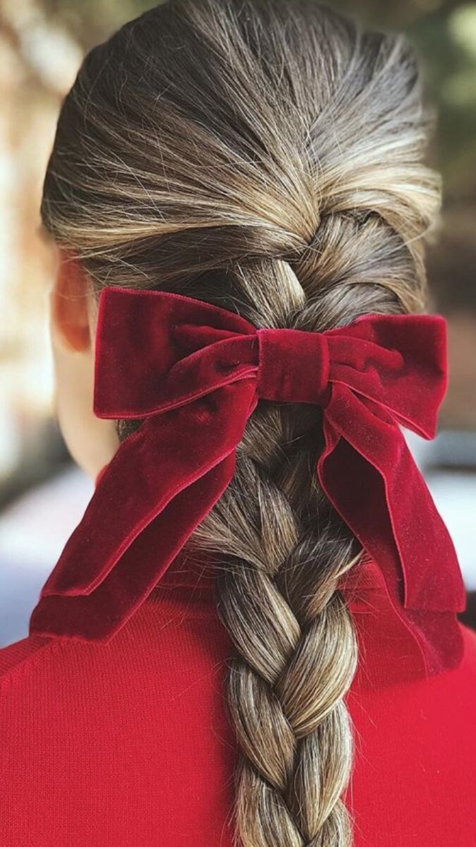 Ярко алый, точно не оставит Вас без внимания