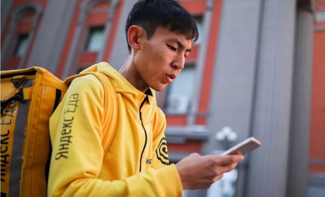 Расул ищет место доставки.