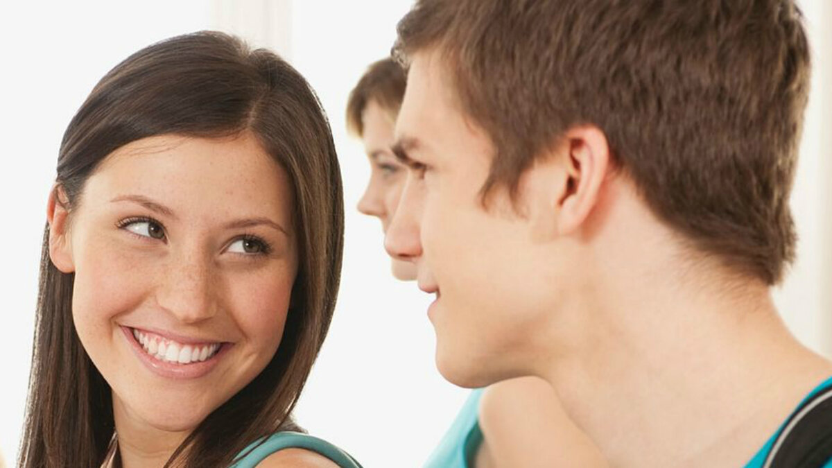 Смотрит без отрыва вам в глаза - влюбилась!