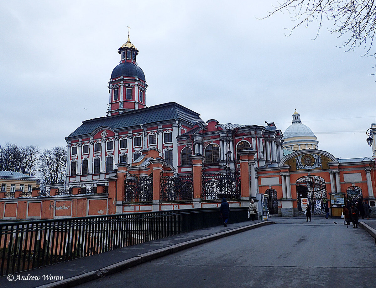 Вид с 1-го Лаврского моста на Благовещенский храм и главные ворота монастыря