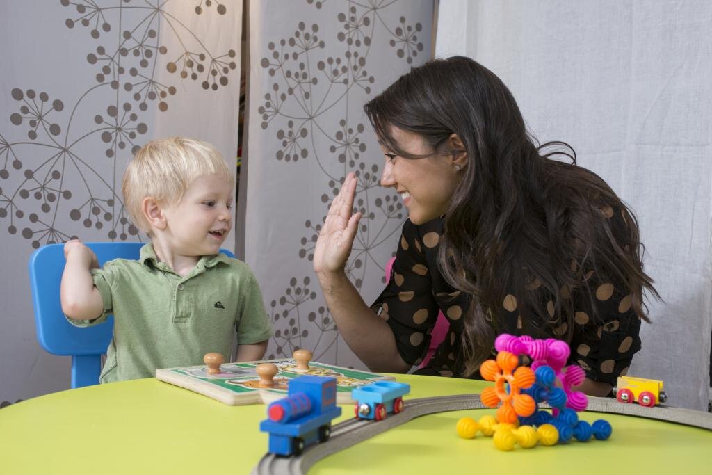 специфика работы с детьми с рас. игровые занятия для детей с аутизмом. индивидуальные занятия с детьми. ребенок. игротерапия для детей дошкольного возраста.