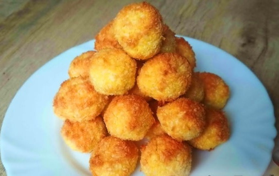 Очень быстрое и вкусное печенье без муки всего из трех ингредиентов, под названием "Кокосанка". 