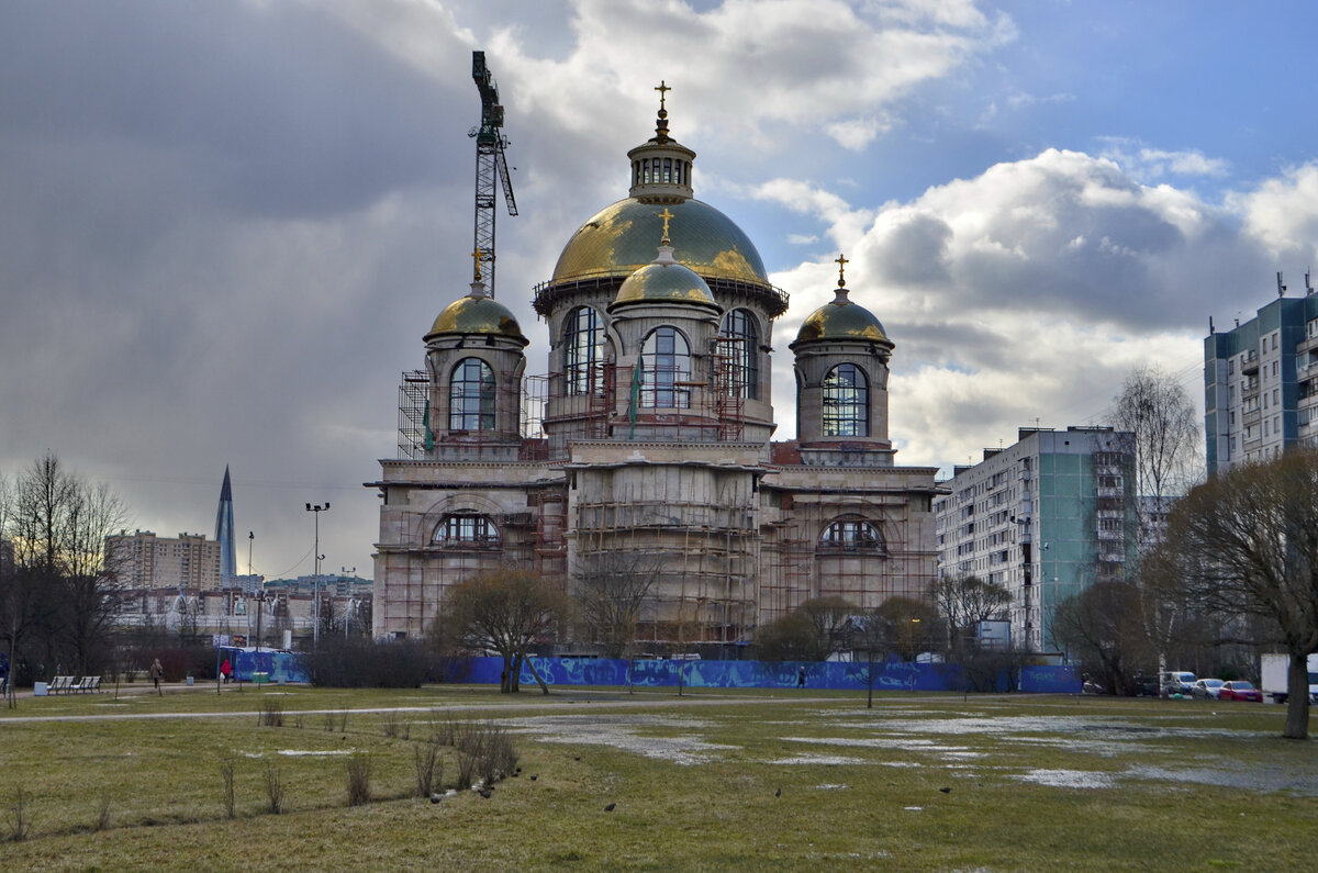 Церковь напротив панельки