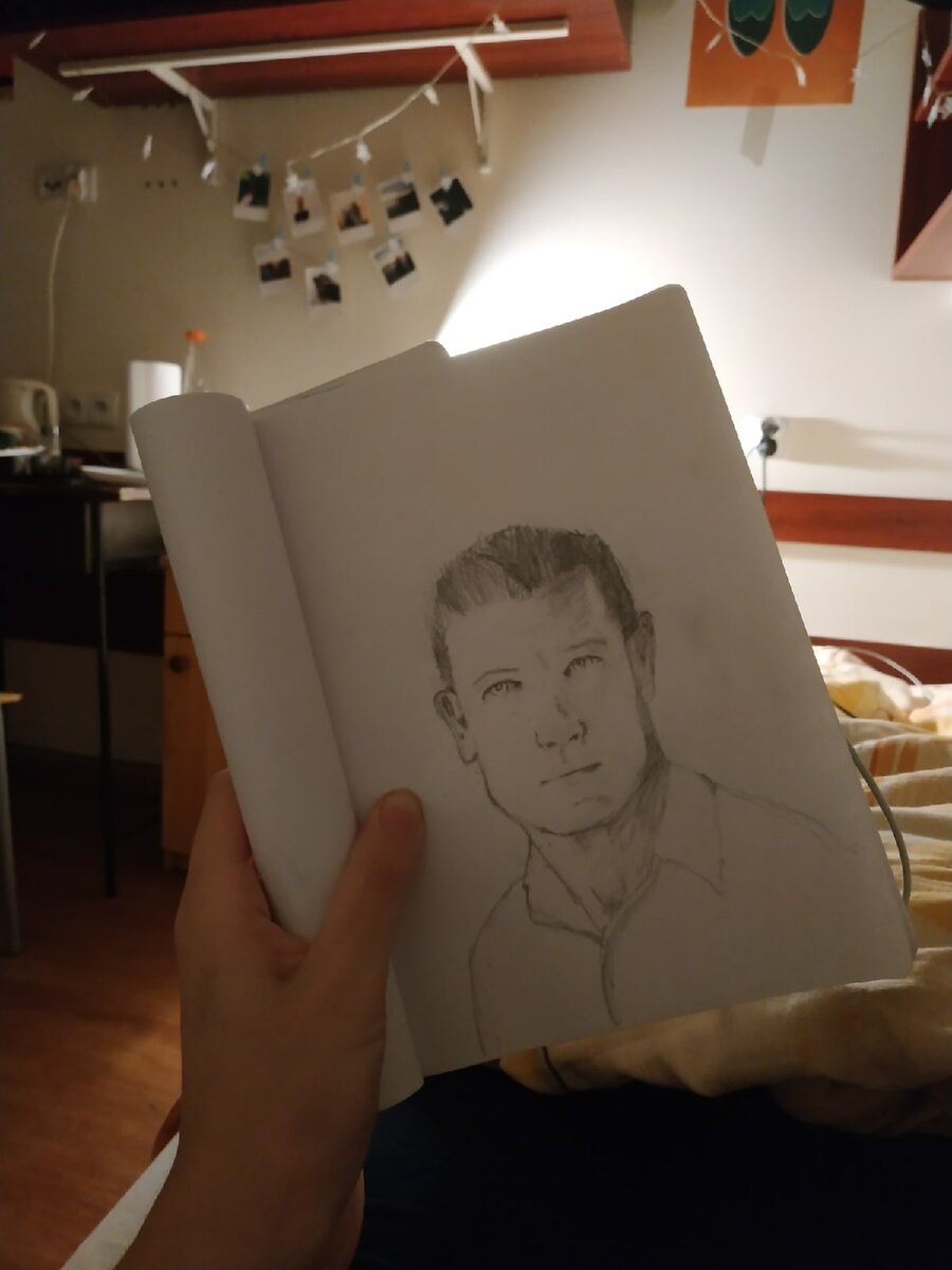 Это Джереми Реннер, актёр такой :) Да, рисунок не самый удачный, но у этой фотографии просто качество неплохое :) Другие мои рисунки можно посмотреть в моей инсте @olkapopoika