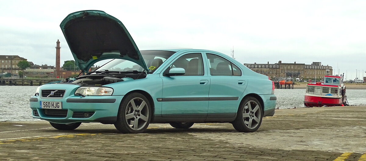 Не выдает себя от слова "совсем". Volvo S60 R с динамикой разгона до 100 км/ч за 5.7 с.