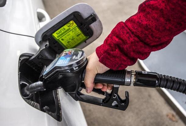  Цены на топливо в Чехии вновь значительно снизились на прошлой неделе. Средняя цена на бензин сейчас составляет 27,90 кроны за литр, что является самым низким показателем с середины апреля 2016 года.