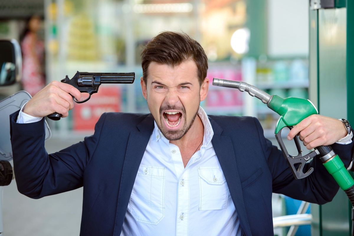 Первым делом поставьте в известность оператора заправки и потребуйте полноценного долива или денежного возмещения.