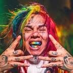 1. Teka$hi 6ix9ine, возможно, скоро закончит карьеру

В апреле 2018 года артист заставил публику поволноваться, а все из-за одного поста в Instagram, где он написал: «Я закончу карьеру рэп-артиста в этом году. Я достиг всего, о чем мечтал, за 5 месяцев». Ну что ж, до конца года остается все меньше времени, вот и узнаем – так ли это на самом деле.

2. Что означает 6ix9ine?

В одном из постов в Instagram Tekashi объяснил смысл своего имени поклонникам: «Я всегда помнил, откуда я пришел. Это то, что делает меня 69. Истинный смысл 69 заключается только в том, что если вы правы, это не значит, что я неправ. Это лишь значит, что вы не можете видеть жизнь сквозь мою призму. Переверните шестерку и получите девять. Откройте свой разум и сердце».

3. Как началась вражда Teka$hi 6ix9ine с рэпером The Game?

Горячая вражда между двумя артистами началась с громкого высказывания The Game на одной из сцен Словении, когда тот выкрикнул «f*ck 69», и тем самым спровоцировал публику сканировать «фальшивая задница!».
Вследствие инцидента, 6ix9ine ответил соответствующим постом в Instagram, где также негативно высказался в сторону The Game.4. Сколько лет артисту?

Teka$hi 6ix9ine родился 8 мая 1996 года, следовательно, в 2018 году ему исполнился 21 год.

5. На счету 6ix9ine ряд уголовных обвинений

Согласно информации Genius.com, рэпер обвиняется в уголовном преступлении сексуального характера. Артисту на тот момент было 18 лет, а его жертва была несовершеннолетней.